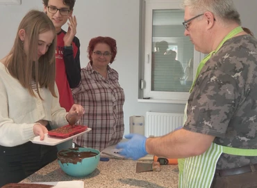 A csokoládé történetét és a temperálás fortélyait is elsajátíthatják az érdeklődők az iNKluzív csokiműhely foglalkozásokon