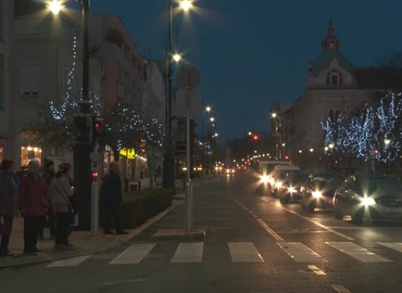 Világítanak az adventi díszek az Erzsébet téren és a Fő úton