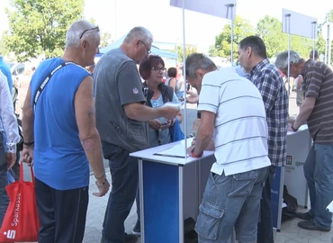  Infláció elleni aláírásgyűjtést rendezett a DK a Vásárcsarnoknál 