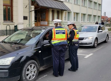 Biztonsági öv, gyerekülés, bukósisak: fokozott ellenőrzést tart a rendőrség hétfőtől a közutakon