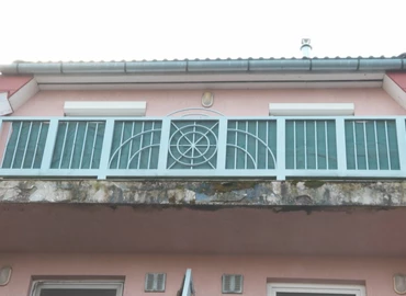 Súlyos problémák a Fecskeházban