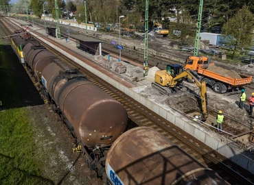 Mintegy kétmilliárd forintból újul meg a balatonfenyvesi és a Balatonszéplak felsői vasútállomás