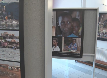 Beninbe kalauzolja a látogatókat a palini iskolában látható kiállítás 