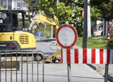 Hétfőtől forgalmirend-változásokra kell számítani a Csokonai és Rózsa utcák kereszteződésében