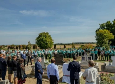 Felavatták az első kócsagőr, Gulyás József síremlékét Vörsön