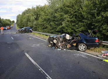 Életét vesztette egy sofőr a 7-es főúton történt balesetben (Frissítve: katasztrófavédelem + rendőrség)