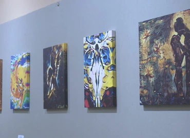 Ecset helyett, gyakran a saját ujjaival fest Németh-Gazdag Henriett