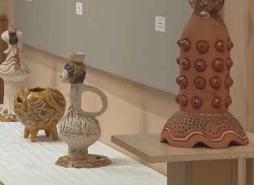 Különleges technikájú kerámiákból nyílt kiállítás a Hevesi-Iskolában 