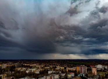 Este hidegfront érkezik, lehűlést és csapadékot is hoz a hétvégére
