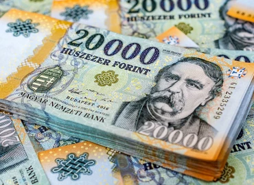 440 ezer 600 forint volt áprilisban a bruttó átlagkereset, továbbra is aktív béremelésre kényszerülnek a munkaadók