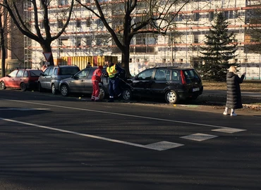 Két autó karambolozott a Csokonai és a Hevesi utca kereszteződésénél 