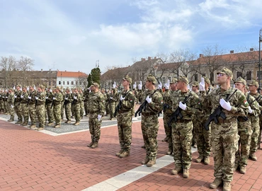 111 katona tett esküt az Erzsébet téren