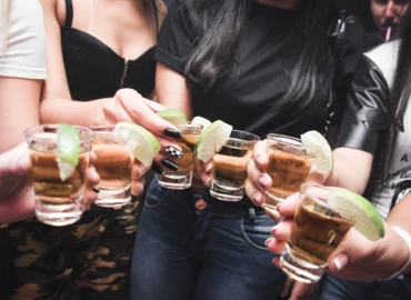 A fiataloknak egyáltalán nem lenne szabad alkoholt inniuk egy globális kutatás szerint