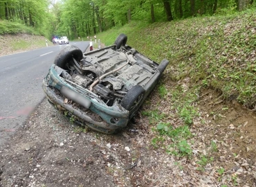 Erős volt a jobbkanyar, fejtetőn állt meg autójával a sofőr 