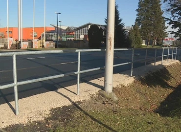 December óta teljesít szolgálatot a Balaton utcán kihelyezett korlát