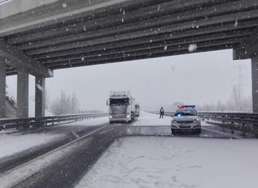 Kamionstop a szlovén-magyar határon, a személygépkocsi-forgalom zavartalan 