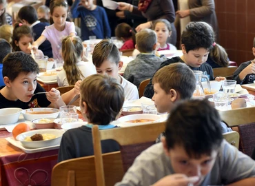 20 vagy 50 ezer - ez a nagy kérdés az iskolai menzáknál, az önkormányzatokon is múlik a végösszeg