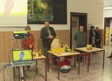 Mézes reggelivel várják a napokban az iskolásokat és az óvodásokat