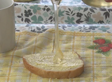 Mézes reggeliztek a piaristák is