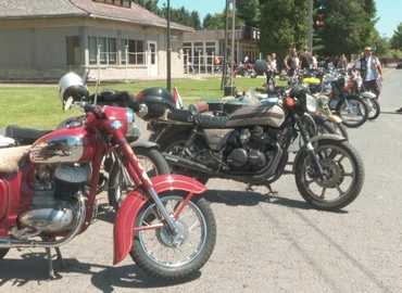  Korabeli motorcsodák sorakoztak Tótszentmártonban 