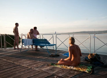 Szemüvegbe épített kamerával filmezte a meztelen fürdőzőket a berényi strandon