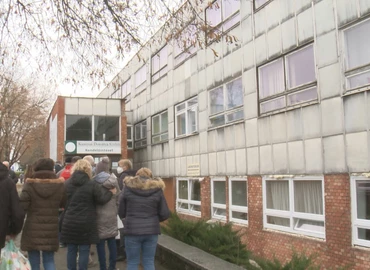 Elkezdődött az oltási akcióhét - Kanizsán is sorban álltak a kórház előtt 
