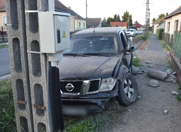 Öten sérültek meg, amikor Pókaszepetken egy autó beton hídnak ütközött