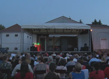 A Kiskastély udvarában tartott előadást az Imre Sándor Szeretetszínház