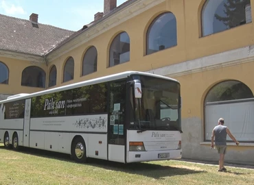 A kanizsai múzeum udvarára érkezett a pálosok busza