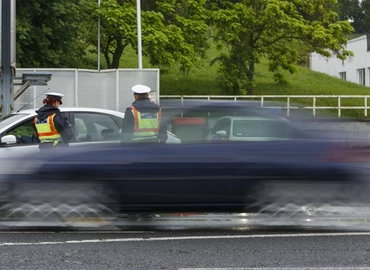 Eltiltás hatálya alatt vezettek, egy 26 és egy 53 éves férfi valamint egy 22 éves nő ellen emeltek vádat Zalában