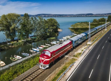 Retró hétvégét tart a MÁV a Balatonnál