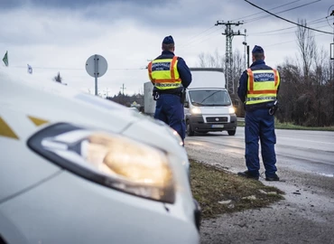 Hétfőtől fokozottan ellenőrzi a teherautókat és a buszokat a rendőrség