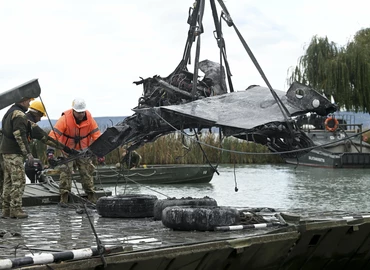 Második világháborús magyar vadászgép roncsait emelték ki a Balatonból