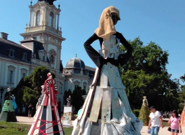 Meghökkentő méretűek a keszthelyi kastély ruhaszobrai