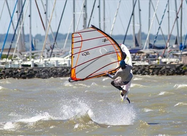 Szörfösök a Balatonon