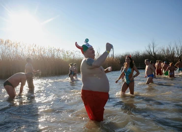 Szilveszteri fürdőzés a Balatonban