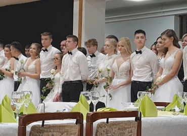 Megkapták szalagjaikat a végzős piarista diákok