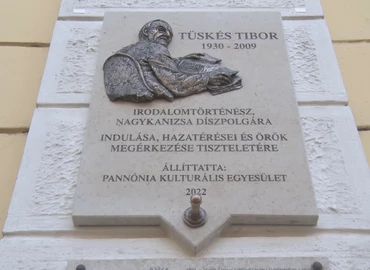Táblaavatással és irodalmi esttel emlékeztek Tüskés Tiborra 
