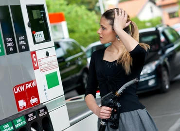 A benzinen is spórol a magyar: csökkent az üzemanyag-fogyasztás az első negyedévben