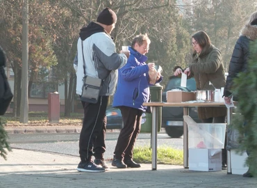 Teával várták a járókelőket az egyik kanizsai gyógyszertárban 