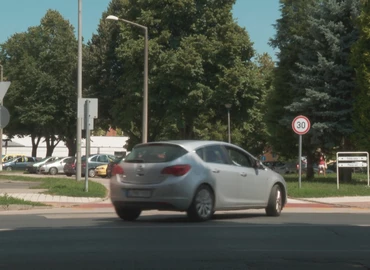 A tiltás ellenére még mindig sokan kanyarodnak balra a Teleki utca elején