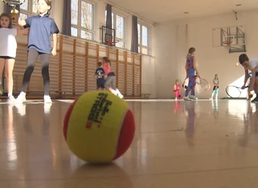 Program keretében oktatják a teniszt a palini iskolában