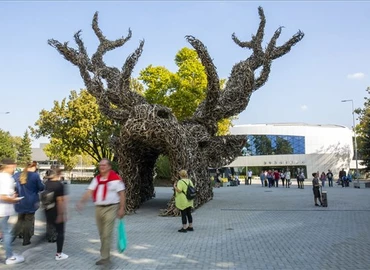 Keszthelyen fehérül ki a vadászati világkiállítás hullajtott agancsok felhasználásával készült üdvözlőkapuja 