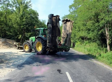 Motoros elé kanyarodott a traktoros, maradandó sérülést szenvedett a 28 éves motoros nő