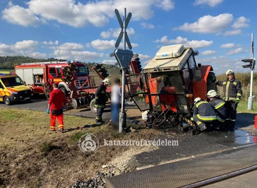 Összeütközött egy mozdony és egy traktor Nemesapátinál