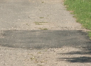 Két kanizsai cég végezte el a burkolatjavítást a Petőfi 112. szám alatti lakótelepen