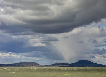 Viharos szél a Balatonnál