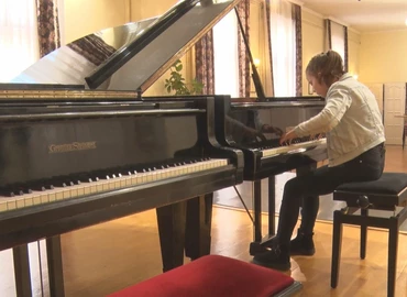 Kiválóan szereplő ifjú művészek 